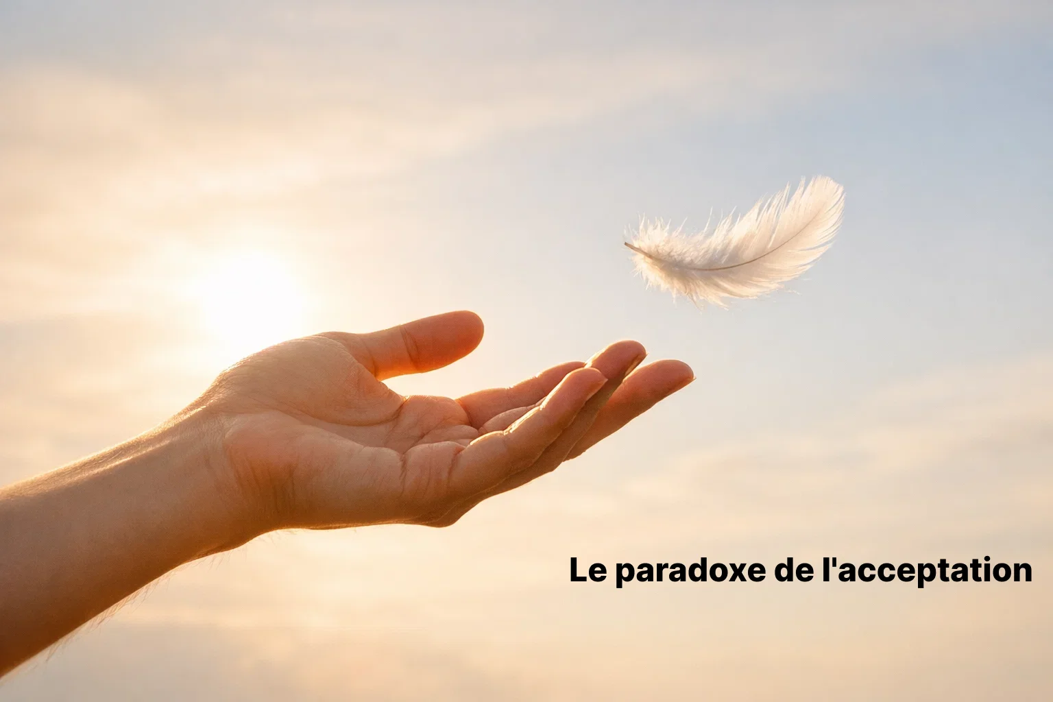 Main ouverte relâchant symboliquement quelque chose vers le ciel